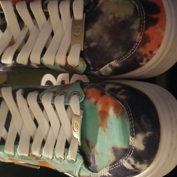 Guess Tie Dye Sneakers - Picture 12 of 16